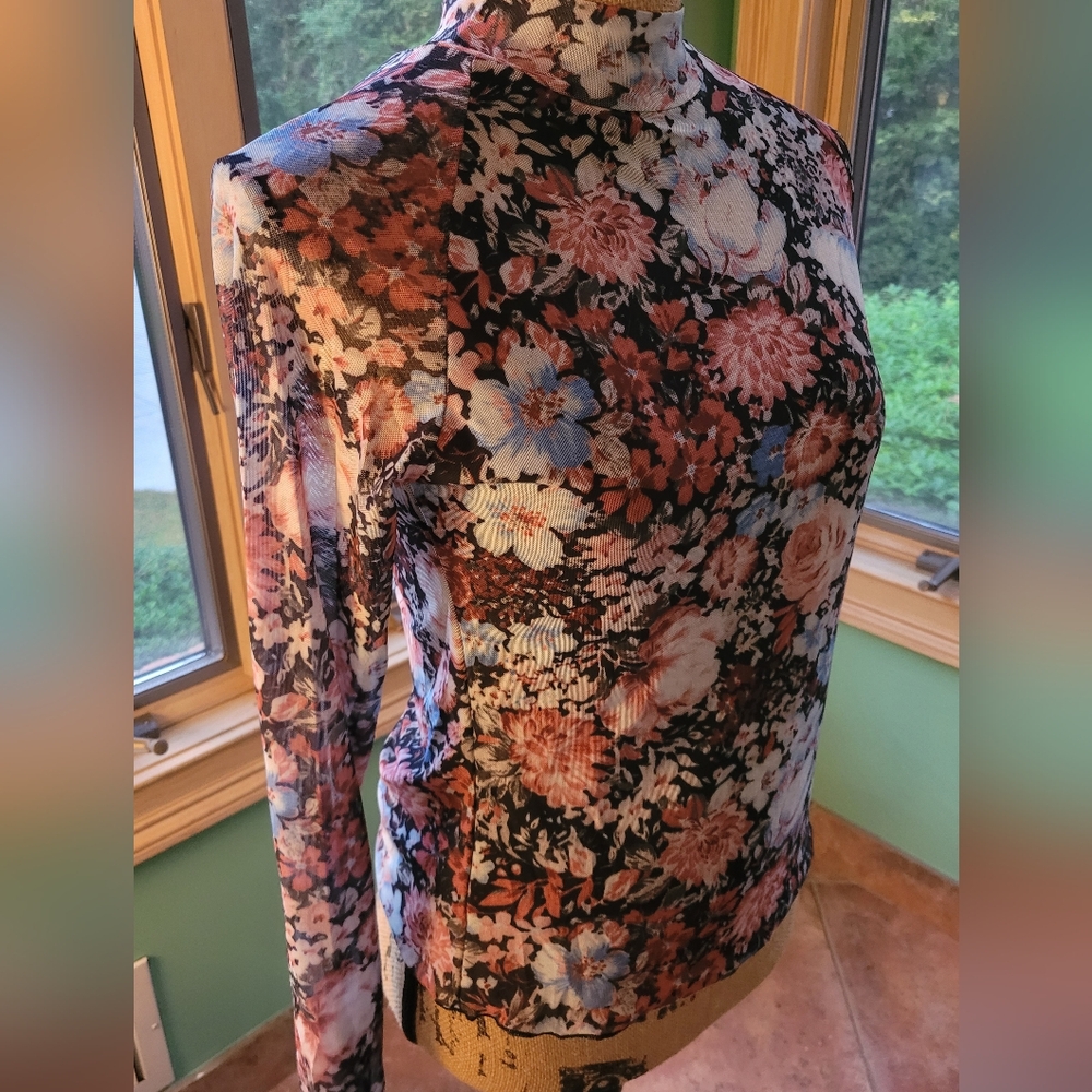 NWOT Stylish Flattering Fit Floral Print Top